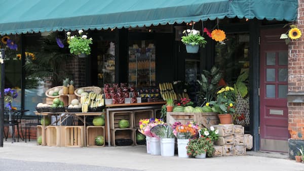frutas, verduras y flores de venta en la calle